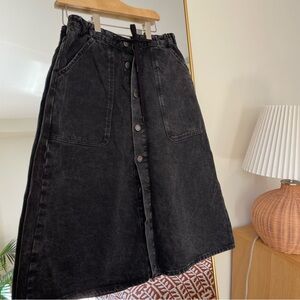 American vintage. Black denim button-up skirt. Size S
